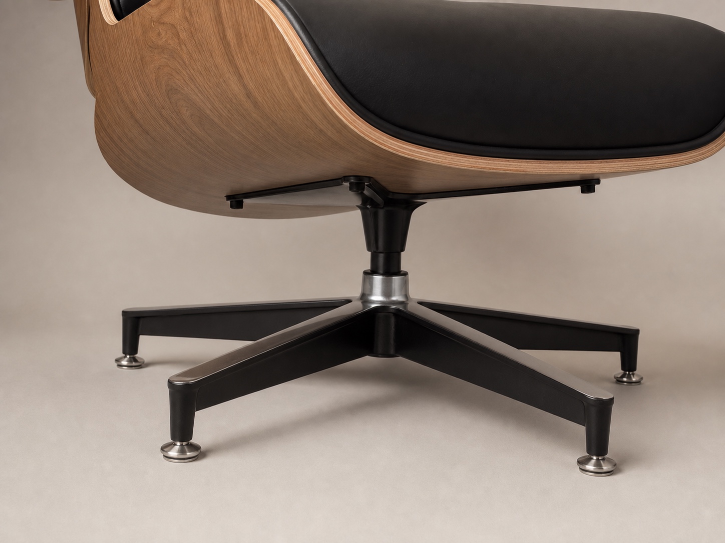 Die-cast aluminium base and lower shell detail